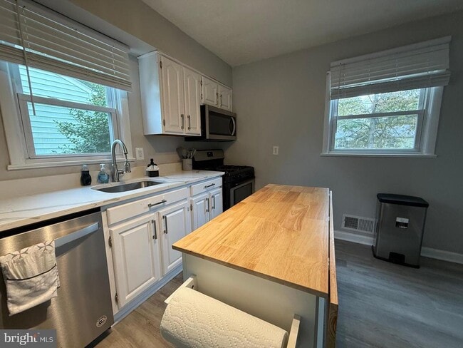 Building Photo - 2208 Vermont Ave