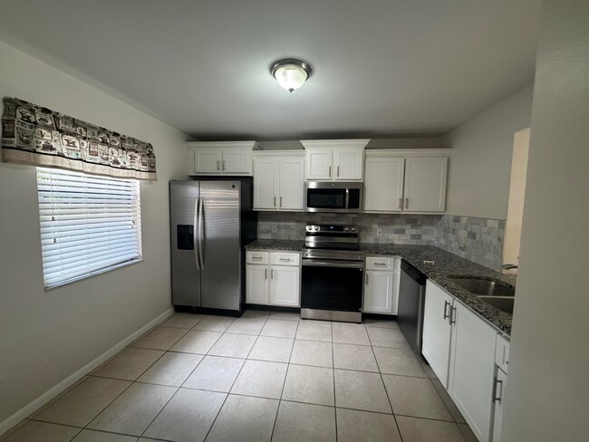 Photo - 2505 Lakeview Cir