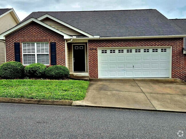 Building Photo - Updated 2br/2ba condo in the heart of West...