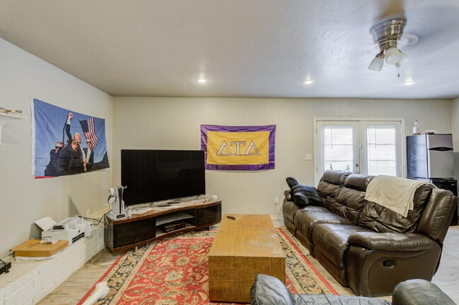 Photo - 4320 52nd St