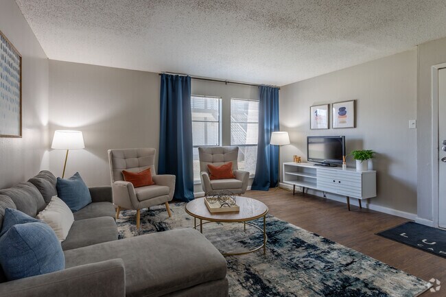 2BR, 2BA - 1000 SF Belmont - Living Area