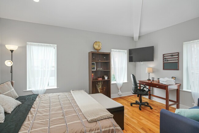 2049 E Hagert St Unit Upstairs