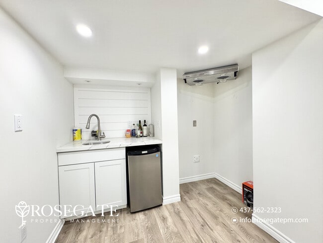 Photo - Cozy 1-Bedroom Corner Basement Apartment with Parking & Walk-Out Garage in Whitby Unité 2