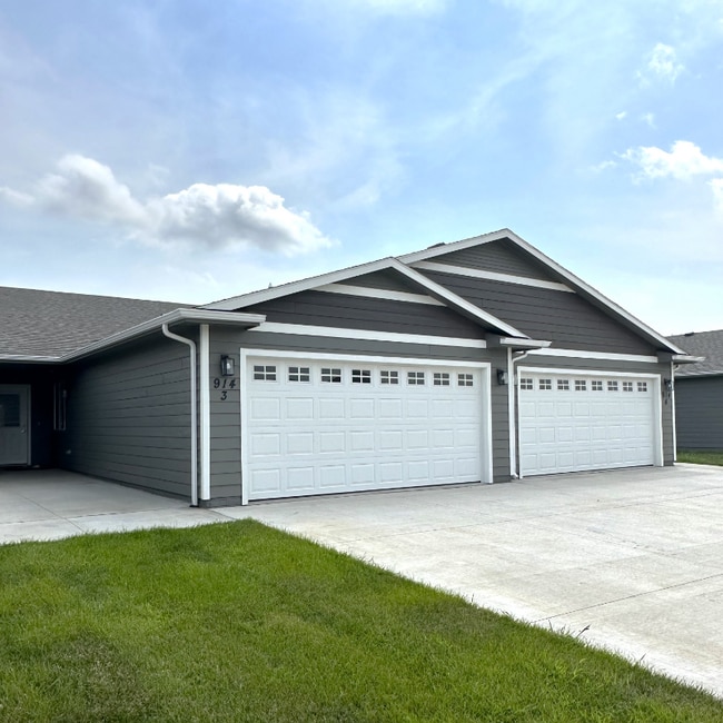 Photo - 744 Justus Ave