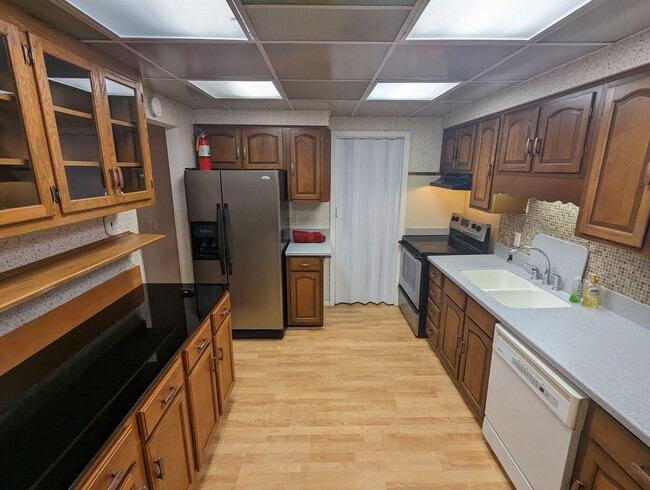 Building Photo - 5526 Heatherdowns Blvd Unit - 8