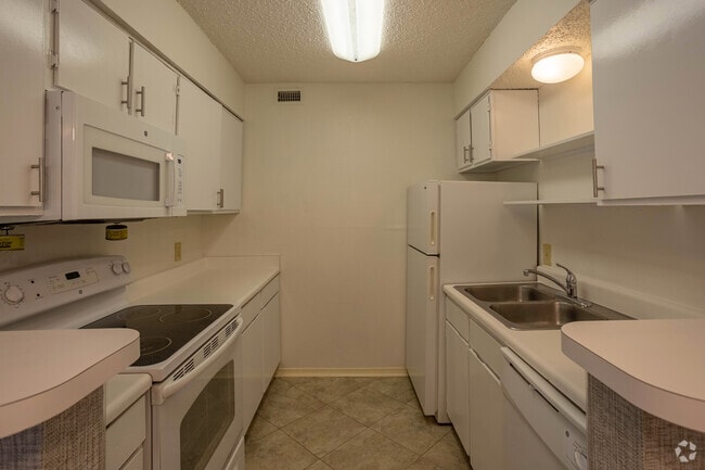 2BR, 1BA - 825SF