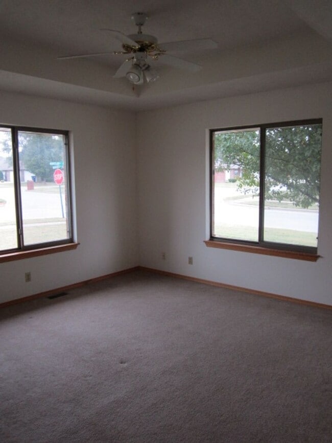 Photo - Spacious 2 bedroom duplex in great neighborhood!