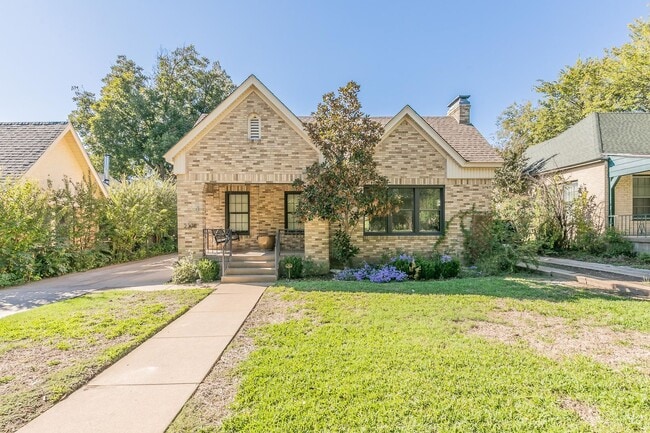 Building Photo - CHARMING and UPDATED 3/2 in The Cultural District