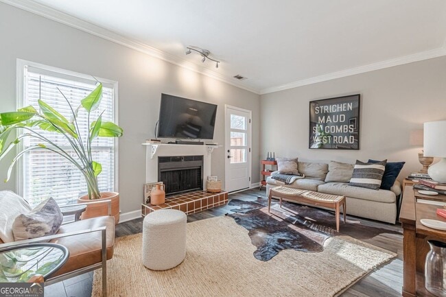 656 Park Village Dr NE