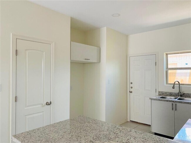 Photo - 810 S Michigan St Unidad 3