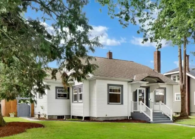 Building Photo - Beautiful Historic Home on Front Street in Lynden