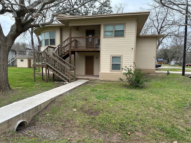 Photo - 631 Live Oak Dr