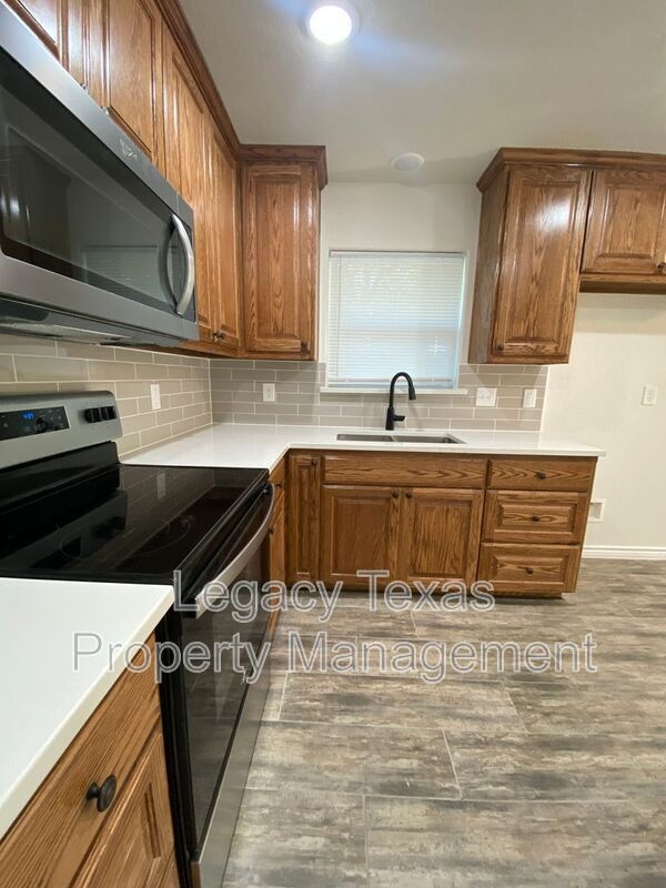 Building Photo - 702 S Wilhite St