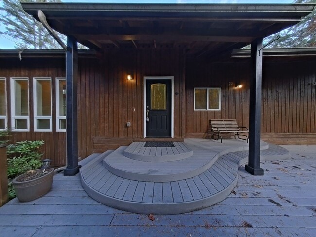 Building Photo - Huge 5 Bedroom Cabin-Style Home on 2+ Wood...