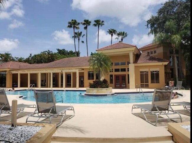 Building Photo - 4799 Via Palm Lakes Unit 1617