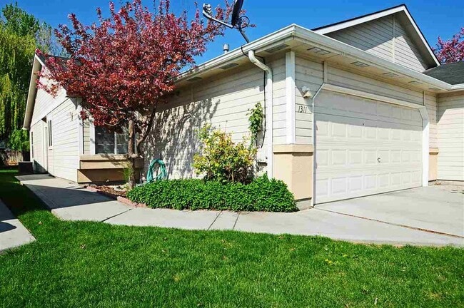 Building Photo - Adorable 2 bed 2 bath Town Home in a quiet...