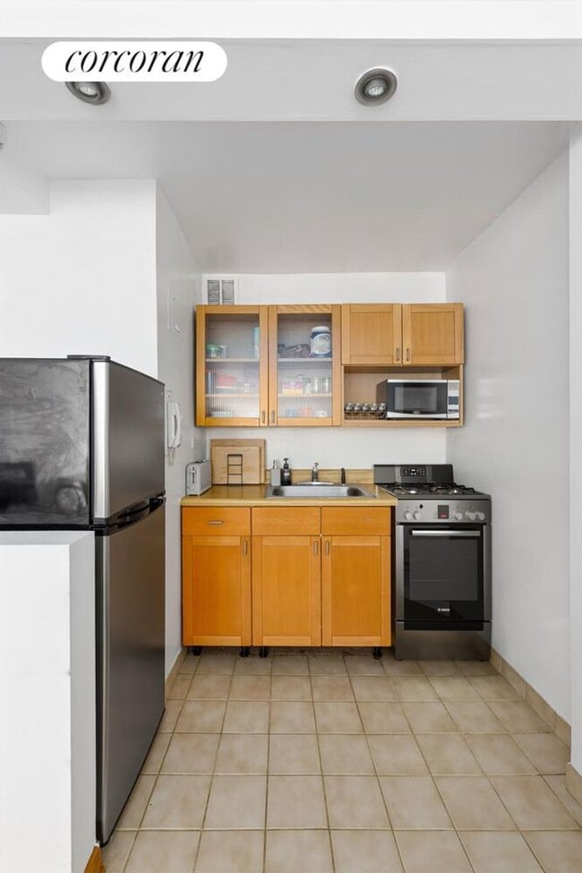 Photo - 209 E 56th St