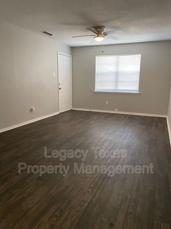 Building Photo - 1302 Berry Dr Unit Apt. A