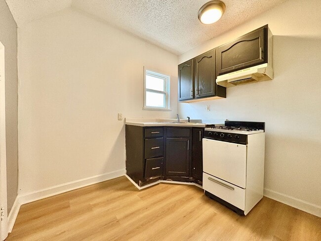 Photo - 816 E Grove St Unit APT B