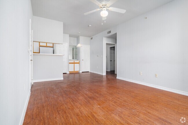 1BR, 1BA - 631SF LIving Room