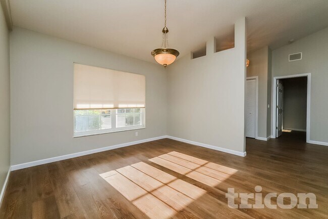 Photo - 36 Redbay Ct W