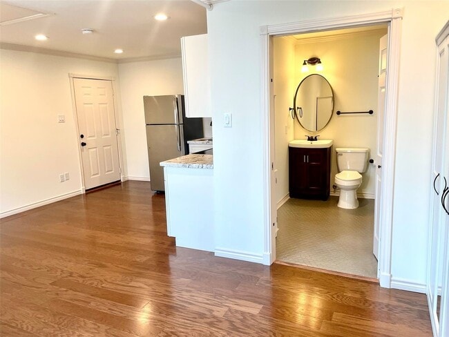 Photo - 1332 W 21st St