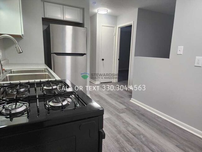 Photo - 2557 Edwin Ave