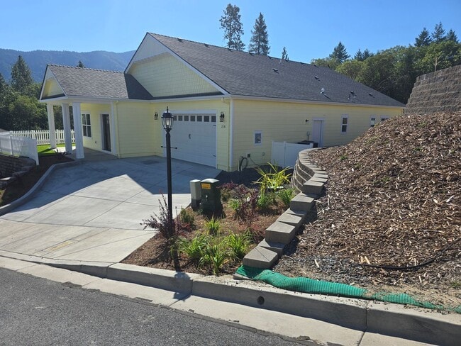 Building Photo - 3 bed 2 bath Brand-New Custom-Built- Home