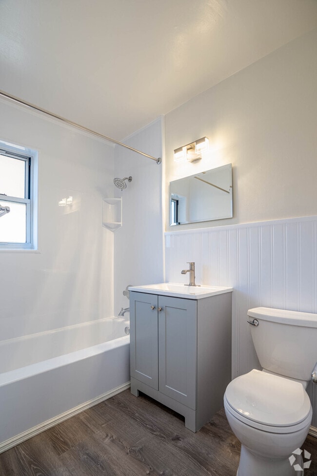 1BR, 1BA - 700SF Bathroom