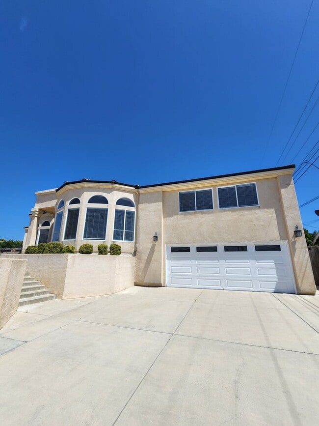 Building Photo - Coastal Living Awaits