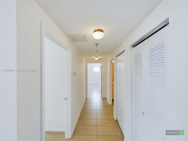 Photo - 425 NE 30th St Unidad 402