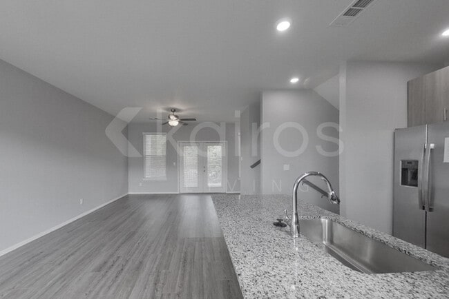 Photo - 1518 S Razorback Rd