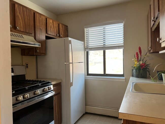 Kitchen (1) - 601 Davis Ave Unit 601 Davis Ave Apt12