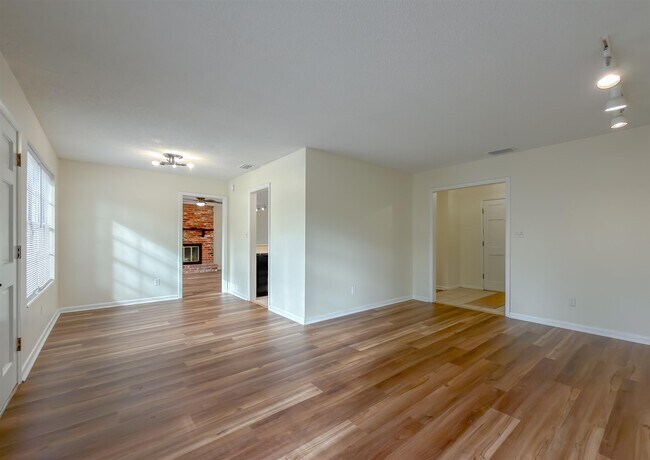 Photo - 307 Sweetbriar Dr