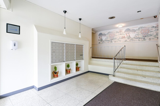 Photo - The Crestmont