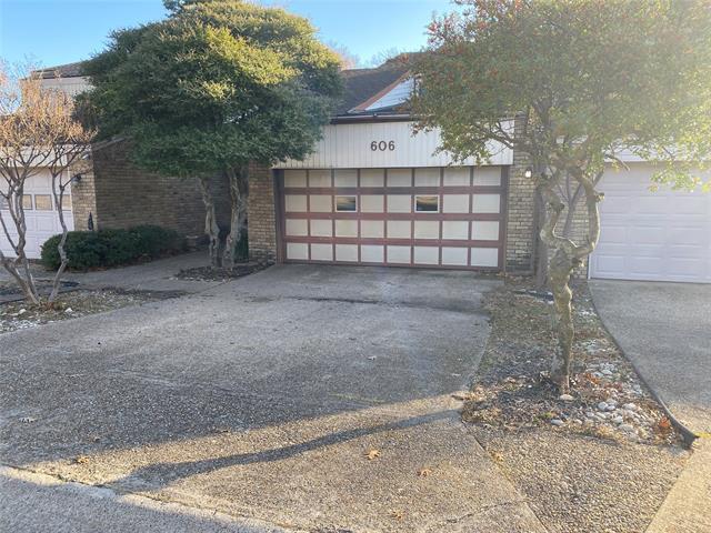 Photo - 606 Old Country Rd