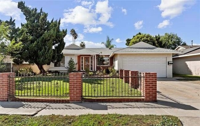 Building Photo - 9945 Gaviota Ave