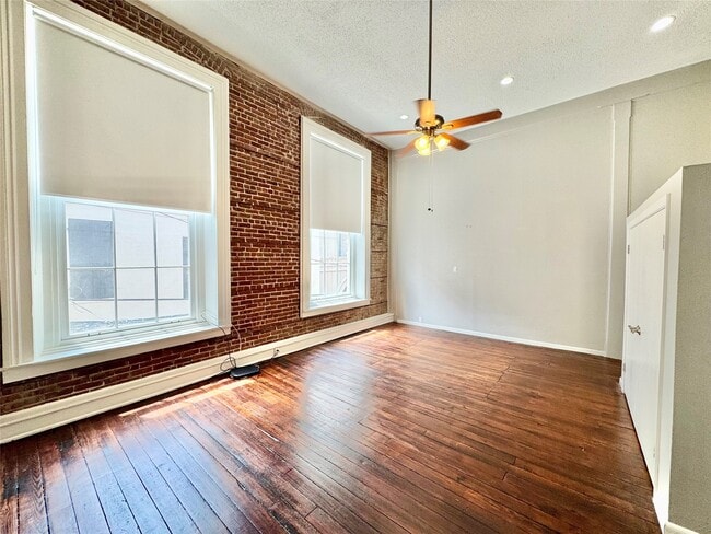 Building Photo - 2309 The Strand Unit 2D