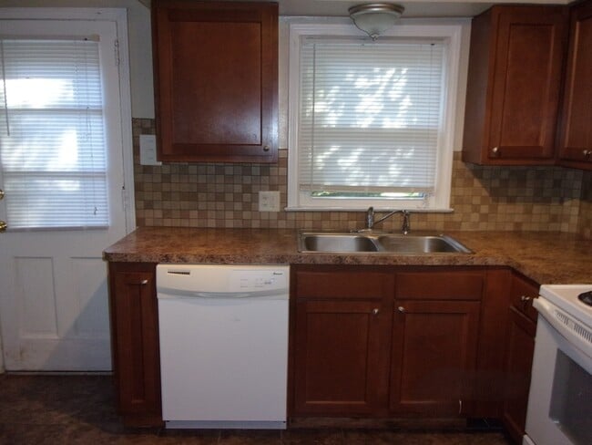 Photo - 1975 Tudor St