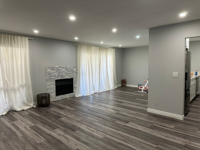 Building Photo - 1127 E Del Mar Blvd Unit 416 Rental