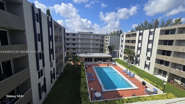 Building Photo - 10090 NW 80th Ct Unit 1406
