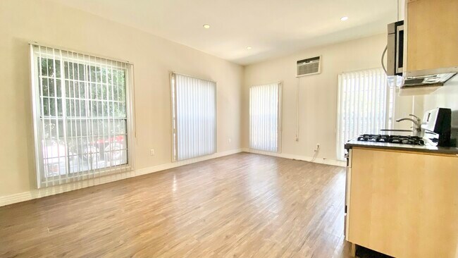 Building Photo - 3192 W 7th St Unit 33A Rental