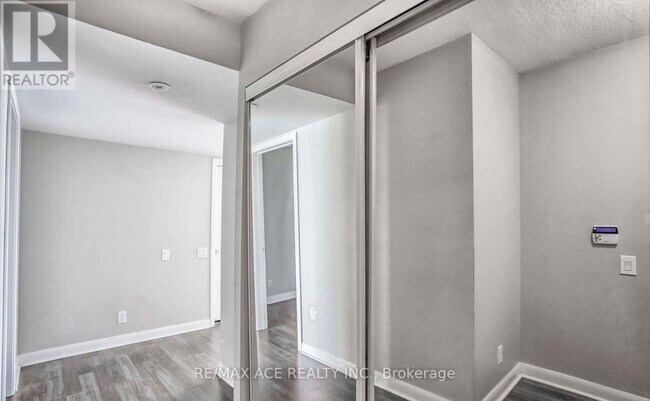 Photo - 25 Town Centre Court Unité 1202