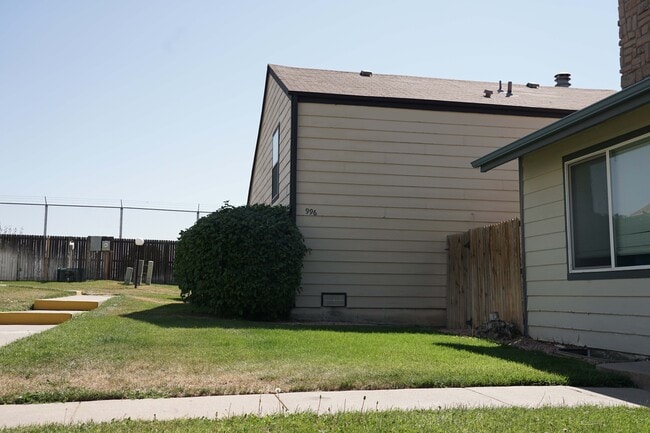 Building Photo - 996 S Zeno Way