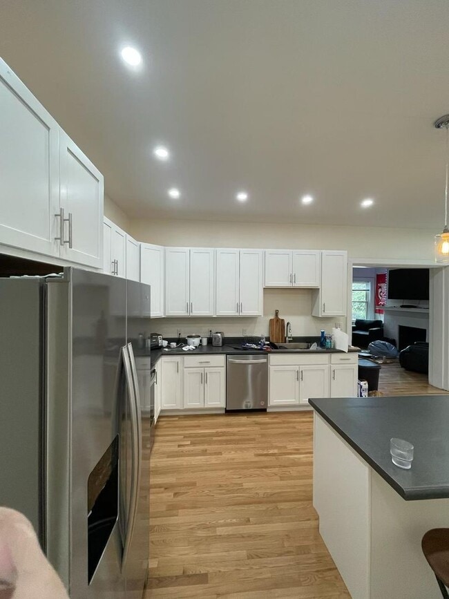 Photo - Massive  13-Bedroom House with huge Privat...