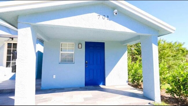 Building Photo - 701 SE Bahama Ave