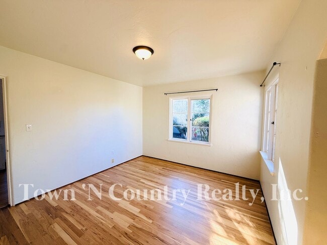 317 Lorimer St