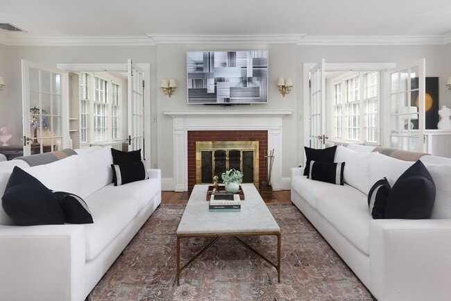 Photo - 1010 Centre St