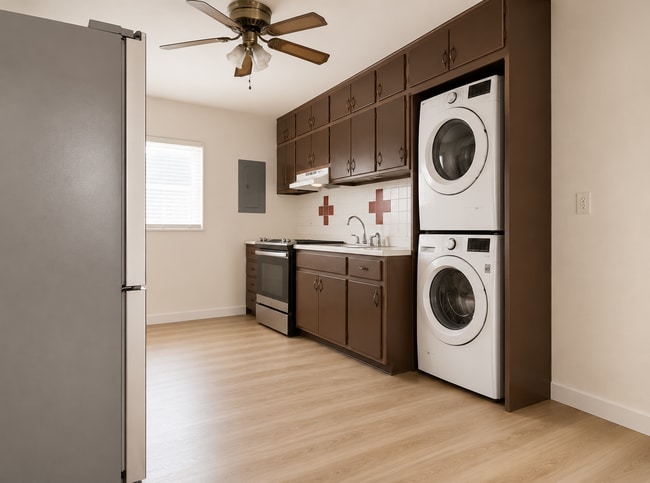 Building Photo - 904-904 W Fairlawn Cir Unit 902