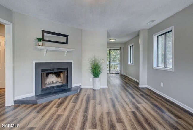 Building Photo - 4155 Spirea Dr Unit 4155 Spirea Drive D